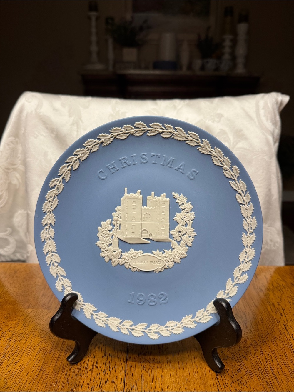 Vtg. 1982 collectable Wedgewood jasperware Christmas plate. 8”